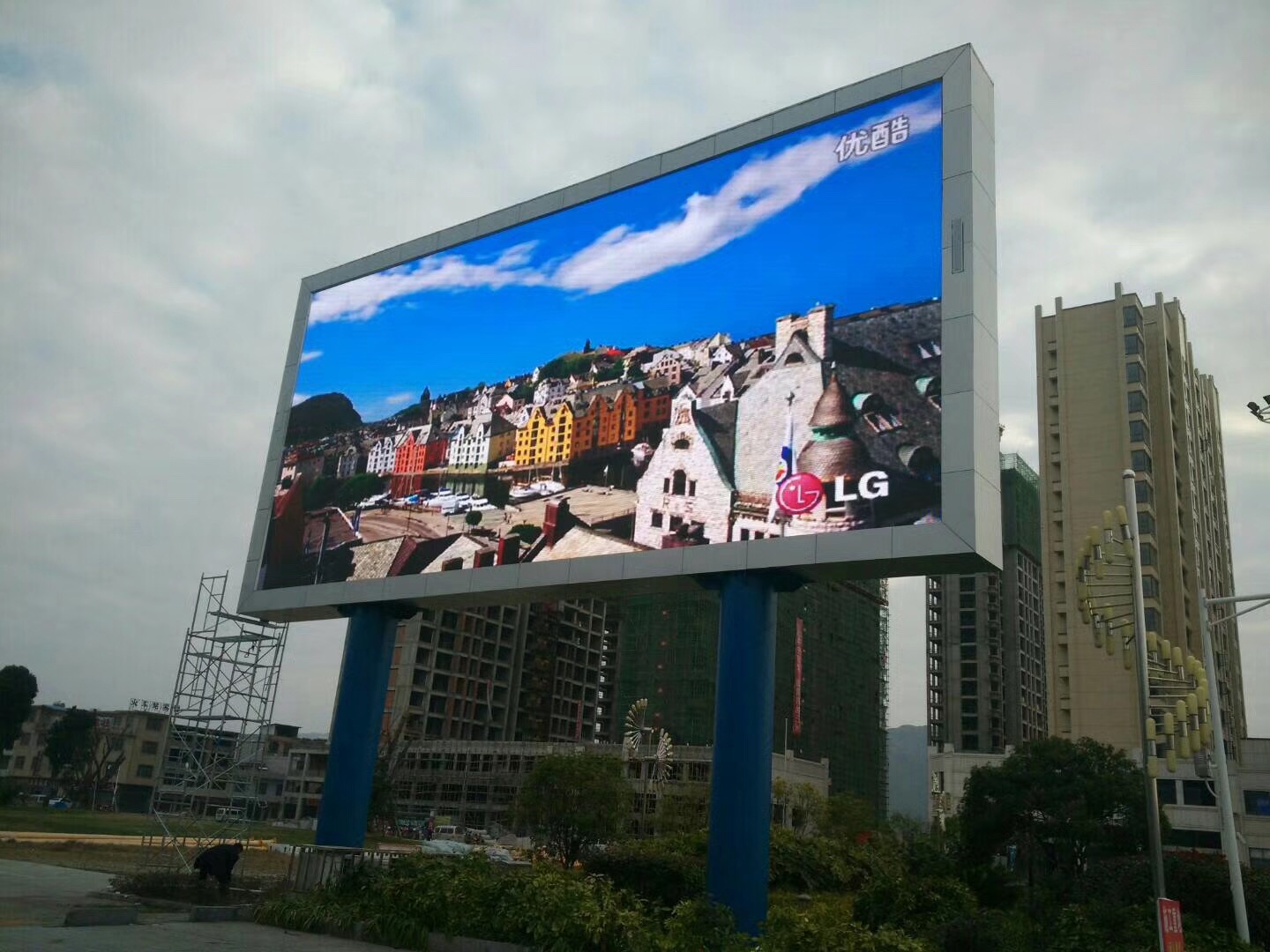 商业街户外全彩高清p8led显示屏厂家促销